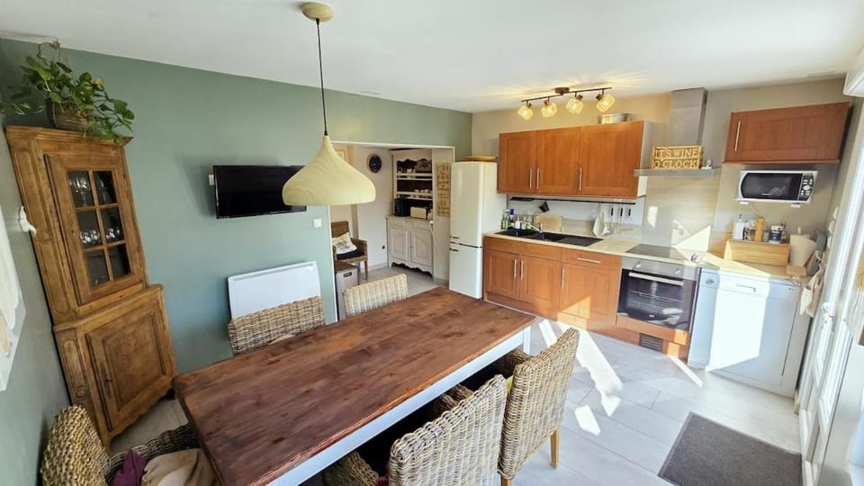 TV and multimedia, Dining area, dishwasher, oven, stove, toaster