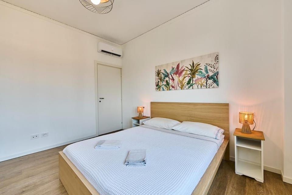Bed, Photo of the whole room, Bedroom, towels, air conditioner