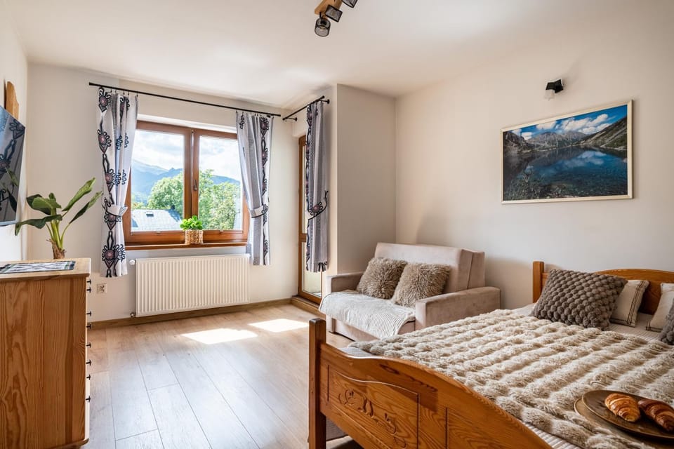Bed, TV and multimedia, Photo of the whole room, Seating area, Bedroom