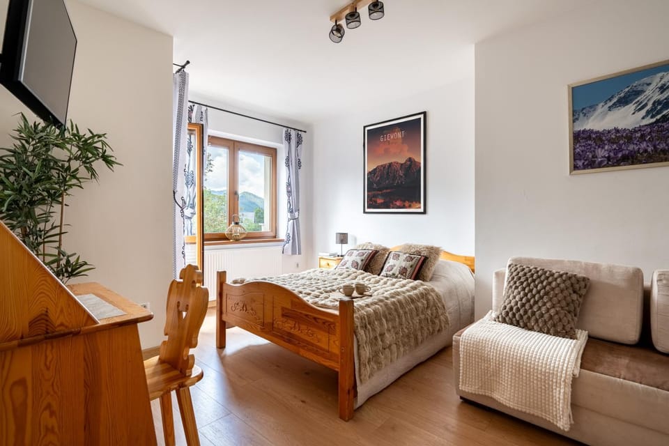 Bed, TV and multimedia, Photo of the whole room, Bedroom
