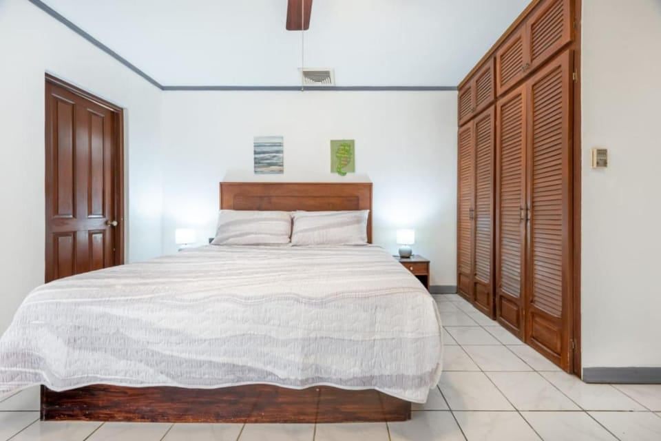 Photo of the whole room, Bedroom, wardrobe
