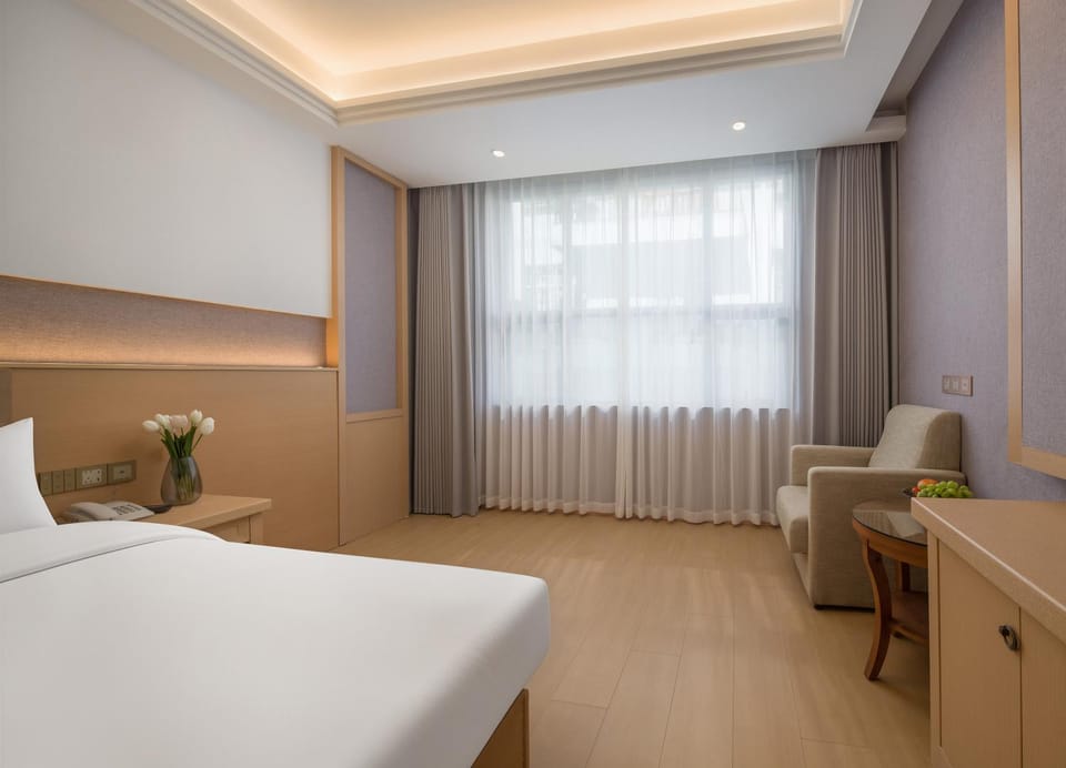 Bed, Seating area, Bedroom