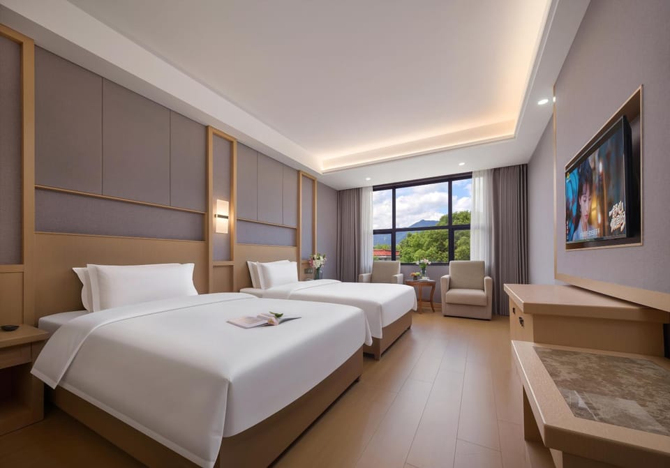 Bed, TV and multimedia, Photo of the whole room, Seating area, Bedroom