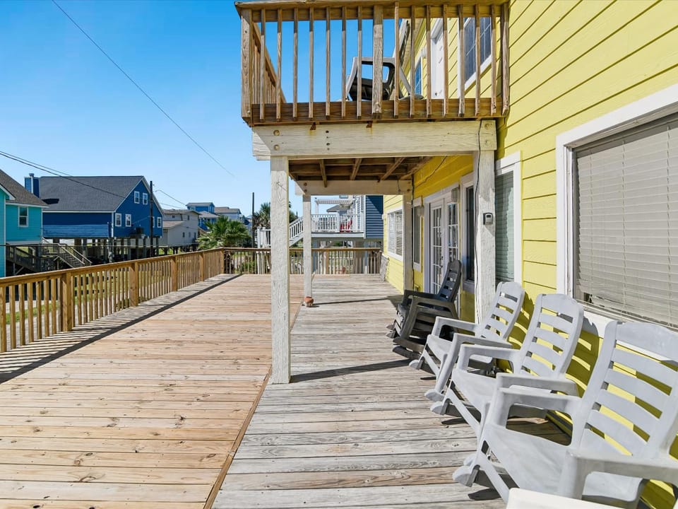 Property building, Patio, Neighbourhood, Balcony/Terrace, Seating area