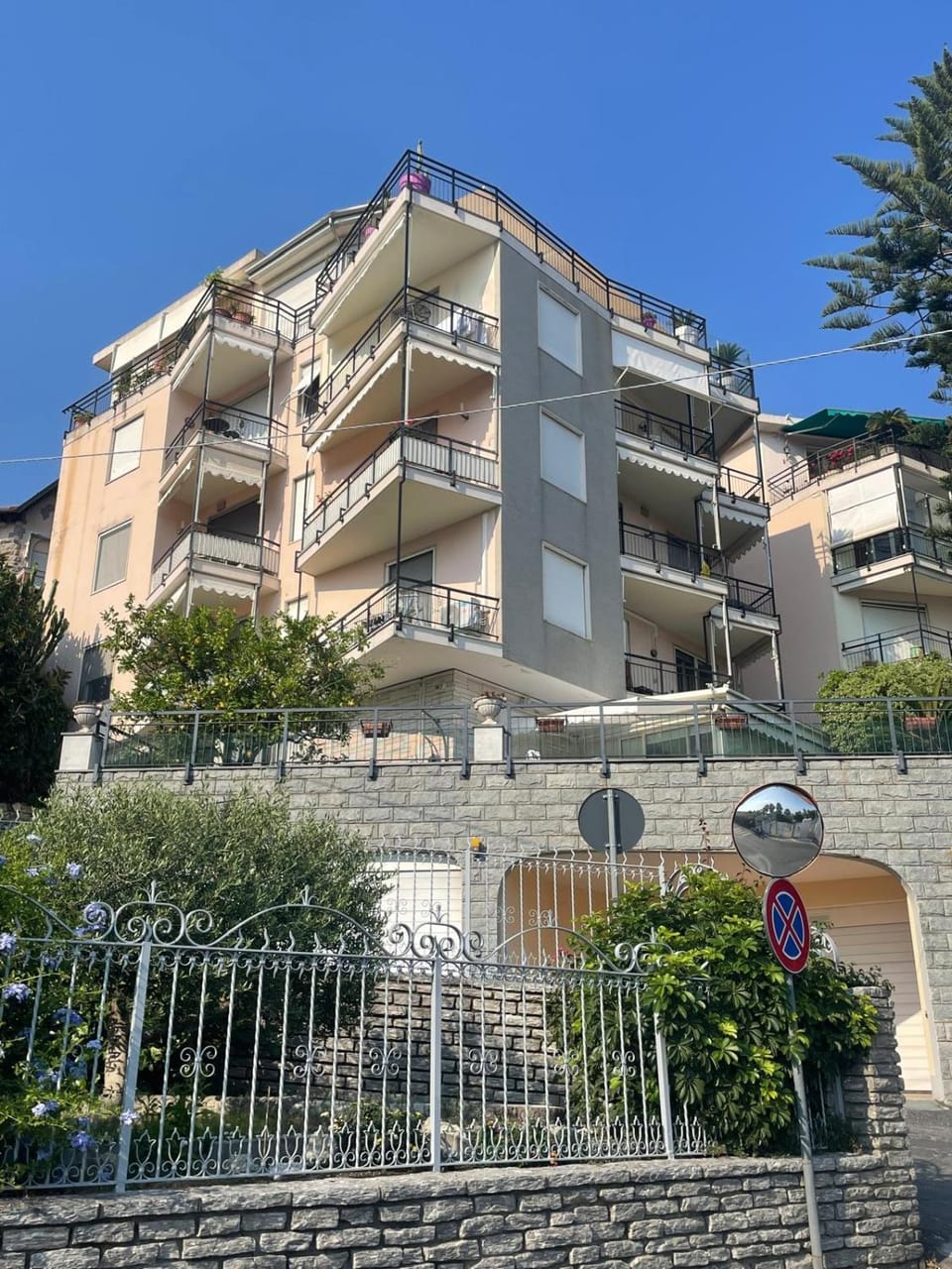 Sea-view apartment - 3 bedrooms - parking space Apartment in Sanremo