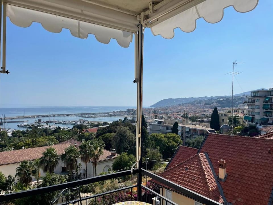 Sea-view apartment - 3 bedrooms - parking space Apartment in Sanremo