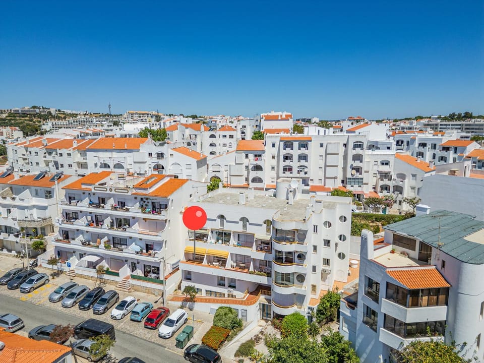 Property building, Day, Neighbourhood, Natural landscape, Bird's eye view, City view, Street view, Location, Parking