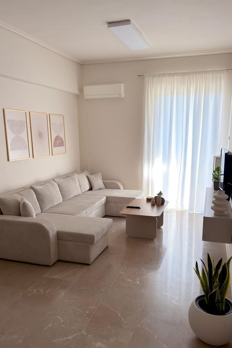 TV and multimedia, Living room, Seating area, air conditioner