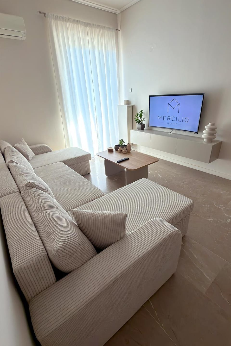 TV and multimedia, Living room, Seating area, Evening entertainment, air conditioner