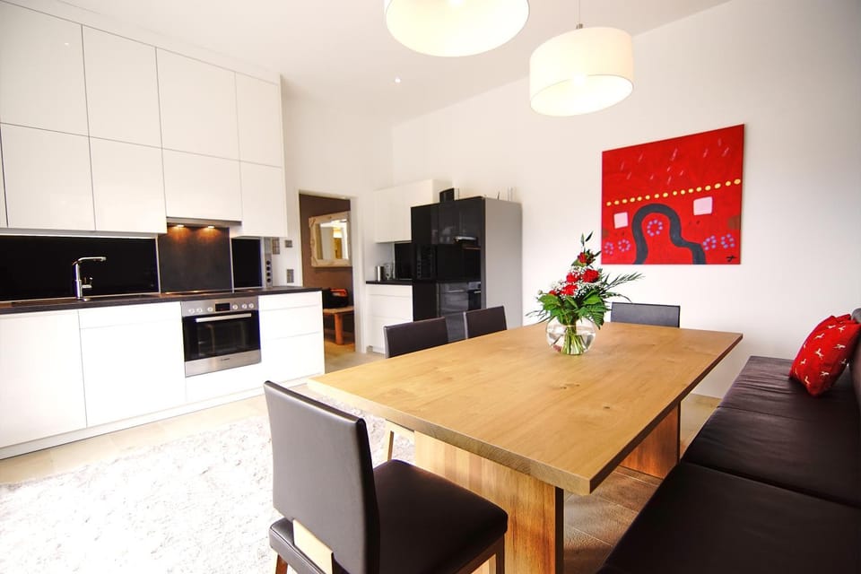 Kitchen or kitchenette, Seating area, Dining area