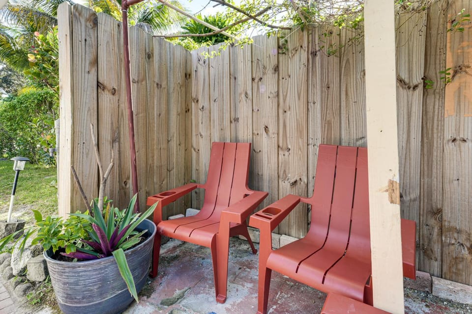 Chic North Miami Studio - 6 Mi to Beach! Apartment in Golden Glades