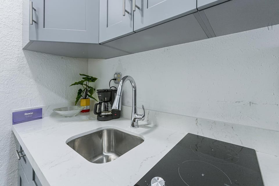 Chic North Miami Studio - 6 Mi to Beach! Apartment in Golden Glades