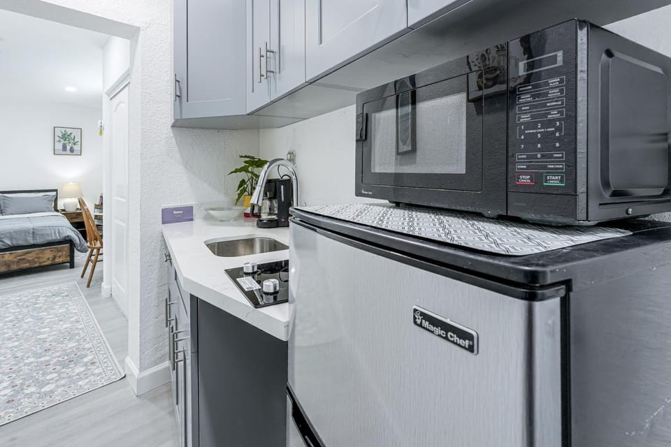 Chic North Miami Studio - 6 Mi to Beach! Apartment in Golden Glades