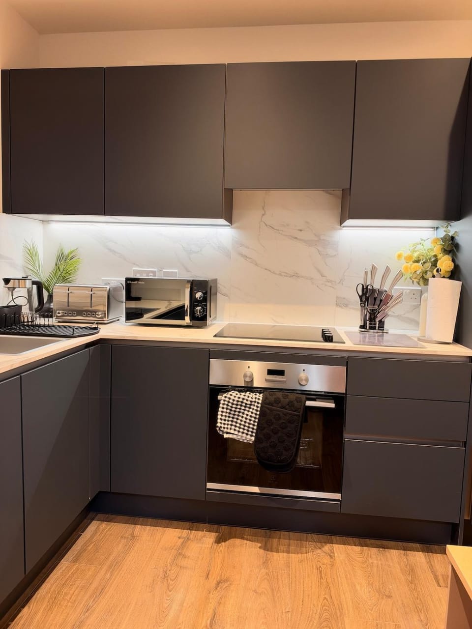 Central Sleep 6 Balcony 10 Mins To Wembley Apartment in Harrow