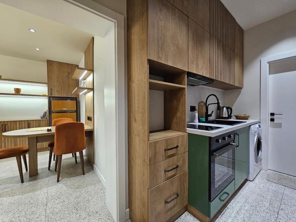 Kitchen or kitchenette, dishwasher, oven