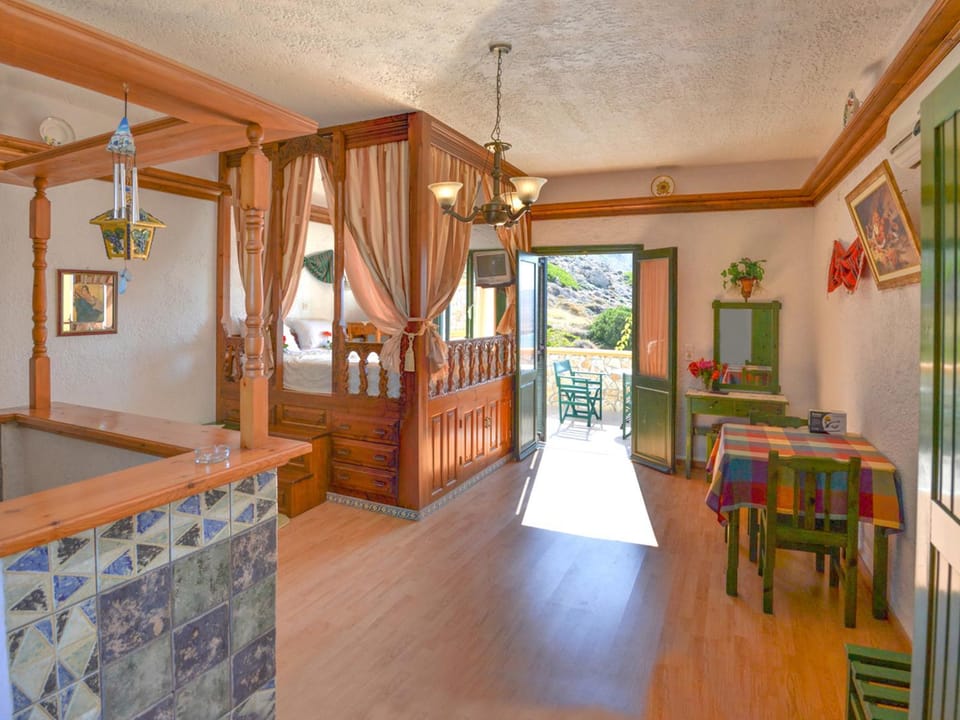 Garden, Coffee/tea facilities, Kitchen or kitchenette, Living room, Photo of the whole room, Decorative detail, Seating area, Dining area, Bedroom