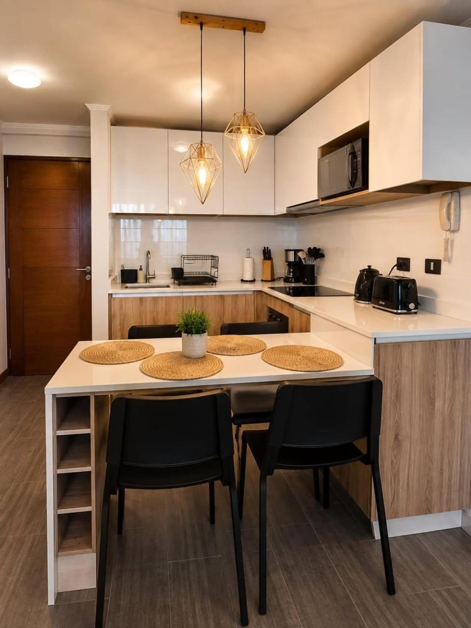 Coffee/tea facilities, Kitchen or kitchenette, Dining area, minibar, stove, toaster