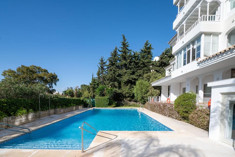 Spacious 1BDR PUERTO BANÚS Apartment in Marbella