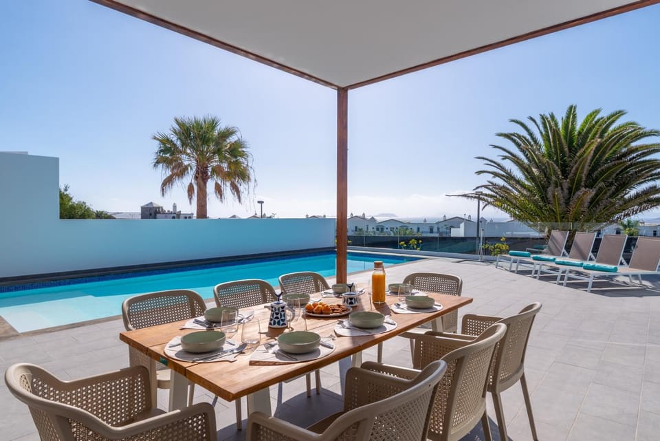 Property building, Balcony/Terrace, Living room, Swimming pool