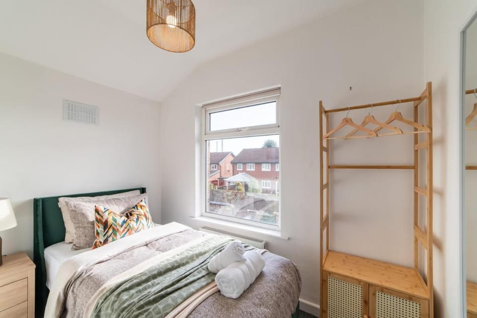 New Home in St Helens with Free Parking & Fast WiFi Apartment in St Helens