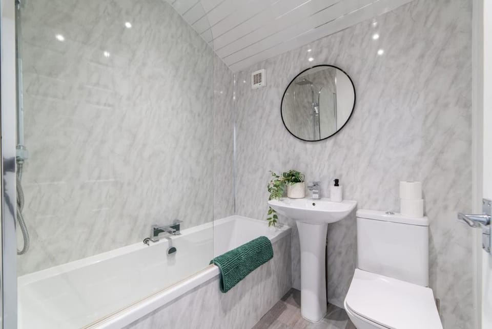 New Home in St Helens with Free Parking & Fast WiFi Apartment in St Helens