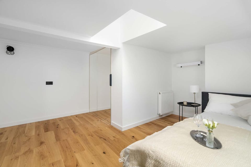 Bed, Seating area
