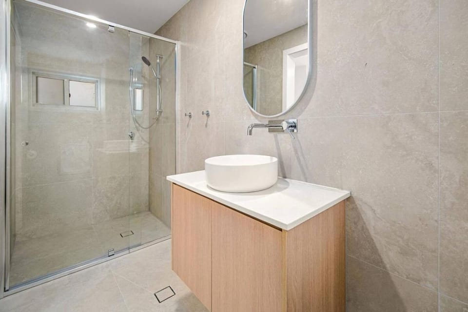 BrandNew Walk to Beach and Cavill Ave full AC House in Surfers Paradise