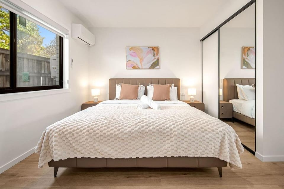 BrandNew Walk to Beach and Cavill Ave full AC House in Surfers Paradise