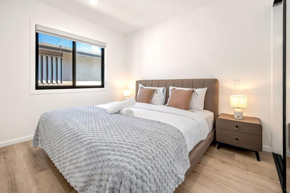 New Stylish Walk to Beach and Cavill Ave full AC House in Surfers Paradise