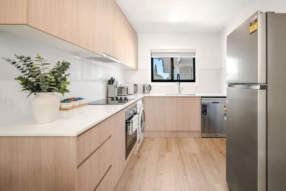 New Stylish Walk to Beach and Cavill Ave full AC House in Surfers Paradise