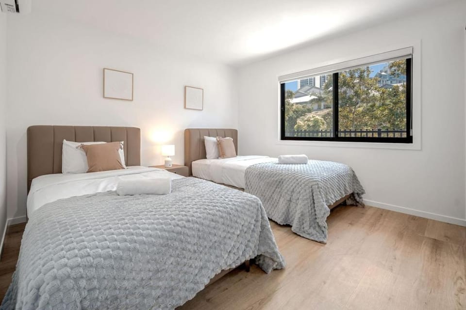 New Stylish Walk to Beach and Cavill Ave full AC House in Surfers Paradise