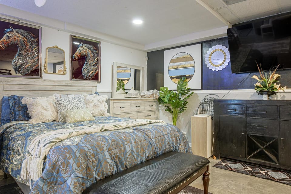 Chicago South Side Studio w/ Gated Parking Apartment in Chicago