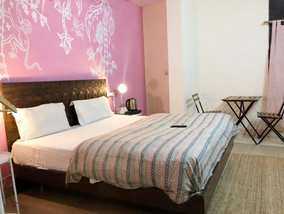 Bed, TV and multimedia, Living room, Photo of the whole room, Seating area, Bedroom
