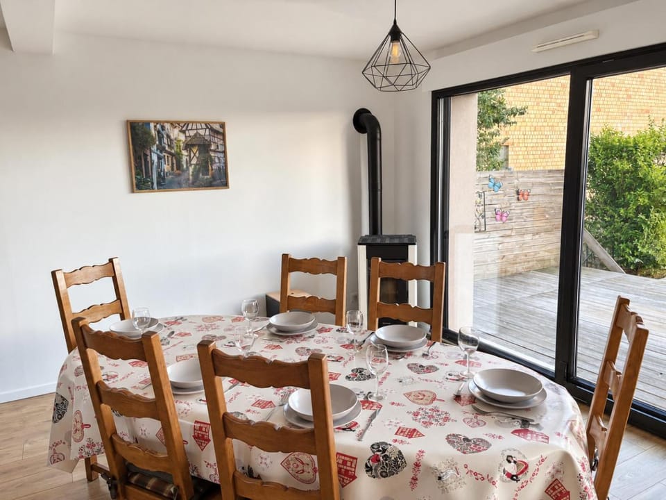 Dining area, fireplace
