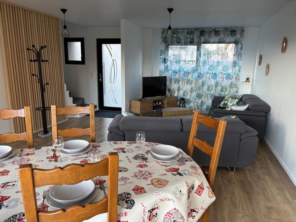 TV and multimedia, Living room, Dining area, Evening entertainment