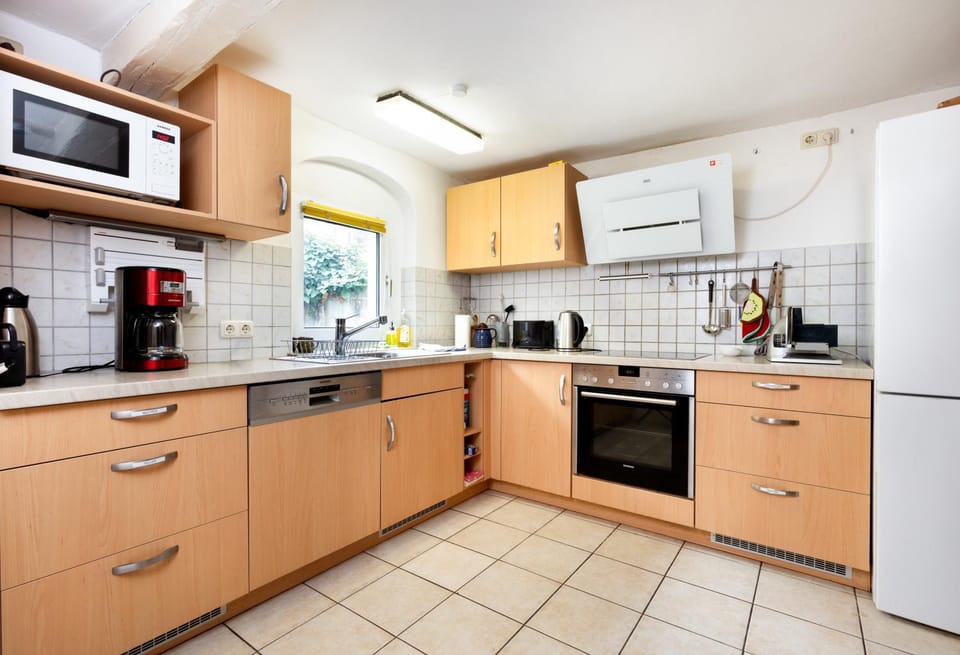 Coffee/tea facilities, Kitchen or kitchenette, dishwasher, stove