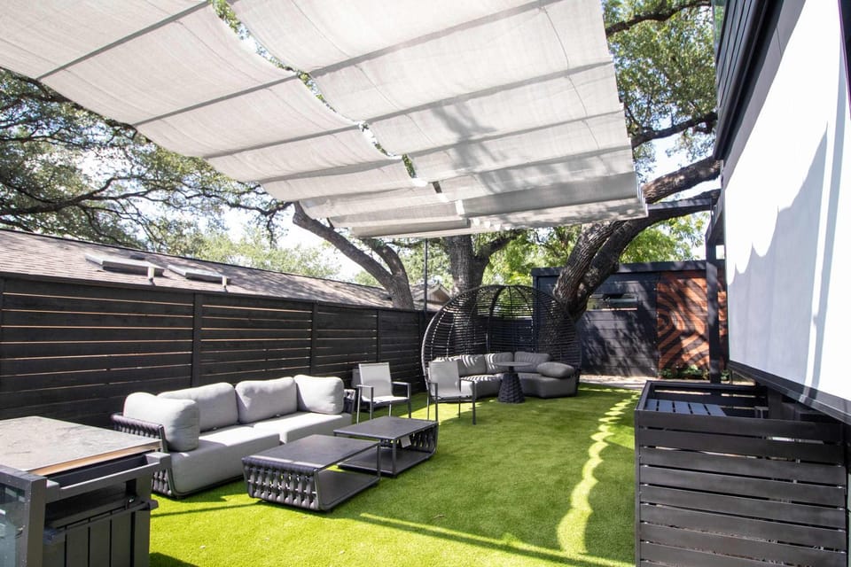 Luxury SoCo Haven w 6Sleep Hot Tub & Gym House in Austin