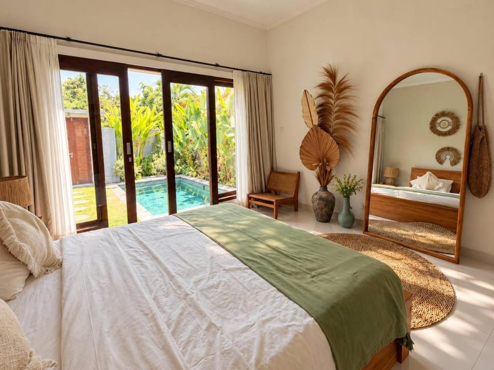 Bedroom, Pool view