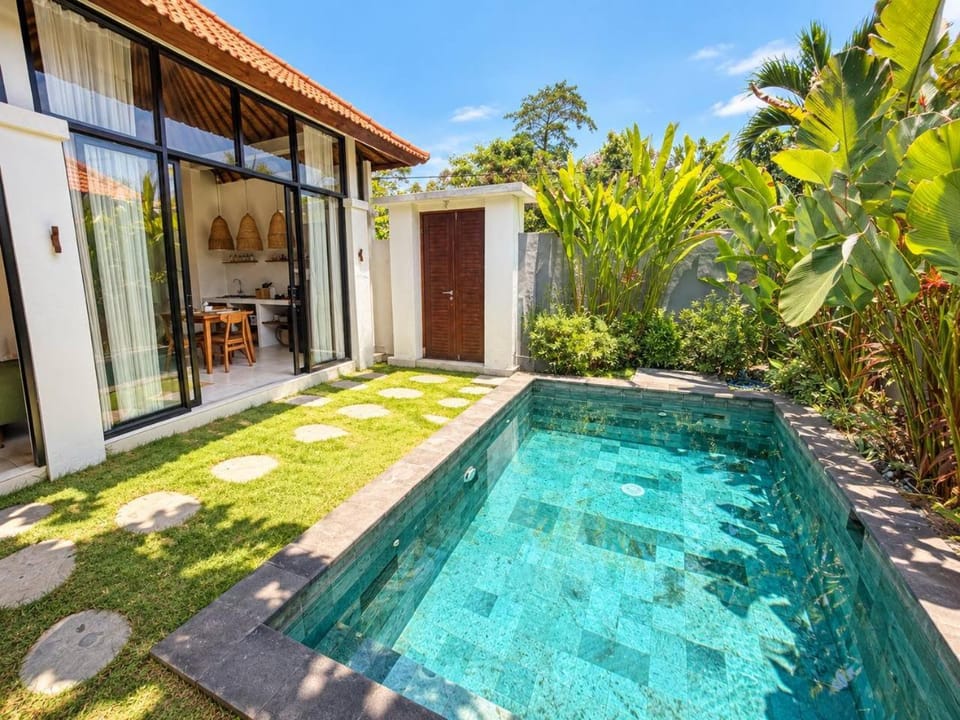 Property building, Garden, Swimming pool