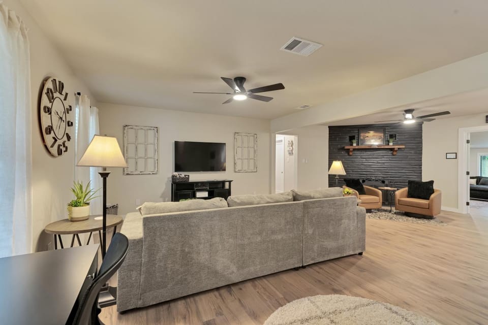 TV and multimedia, Living room, Seating area