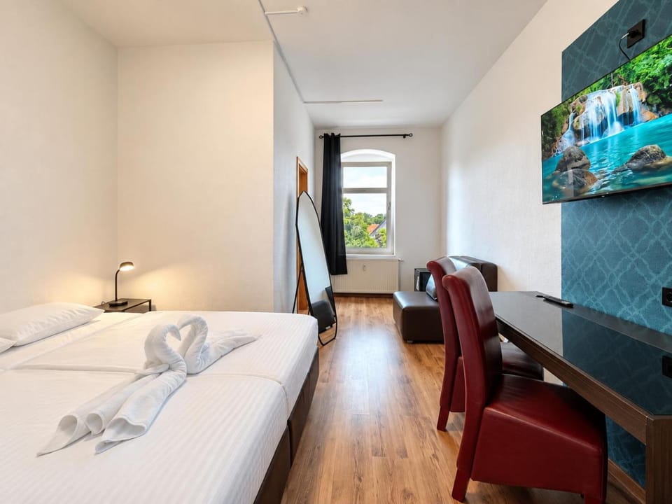 Bed, TV and multimedia, Photo of the whole room, Bedroom