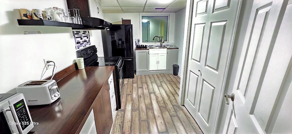 2 Basement suite for 8 people - shared entry Apartment in Hinton