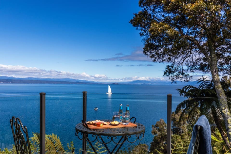 Nearby landmark, Day, Natural landscape, Dining area, Lake view