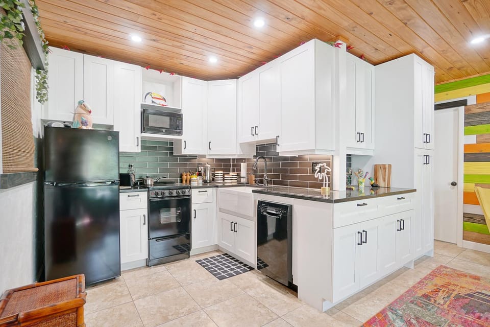 Coffee/tea facilities, Kitchen or kitchenette, dishwasher, oven, stove, toaster