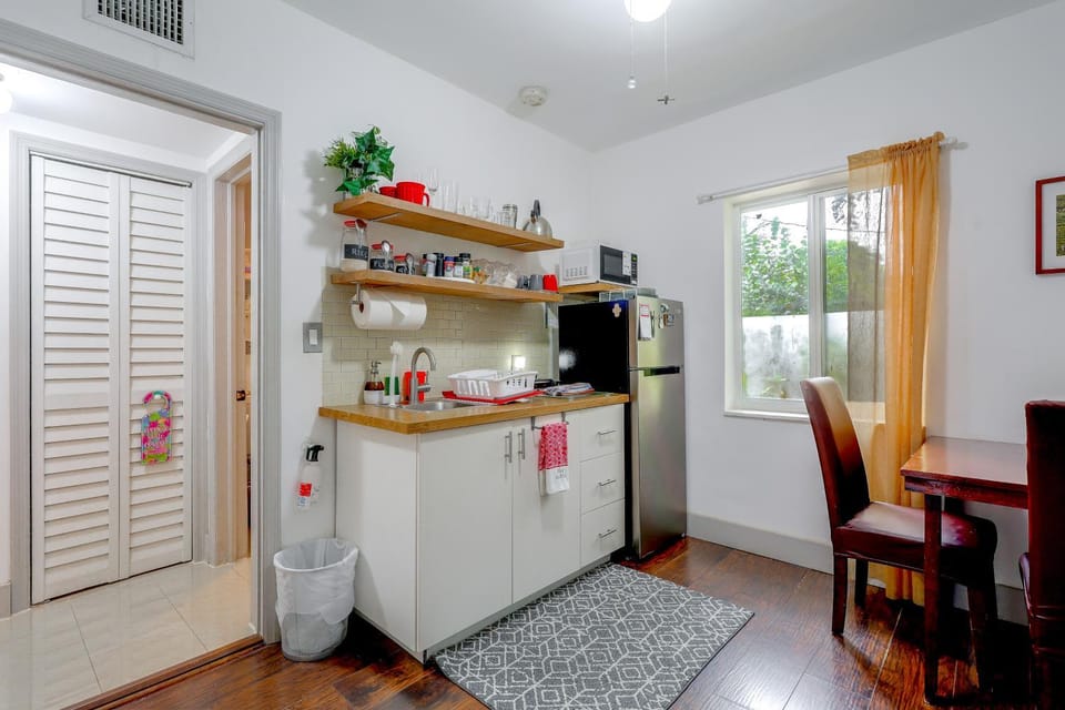 'Chez Mercedes Suite' w/ Terrace in North Miami! Apartment in Golden Glades