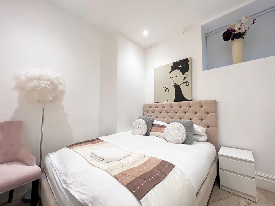 Two Bedroom Kensington Suites Apartment in City of Westminster