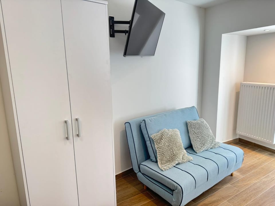TV and multimedia, Living room, Seating area, internet