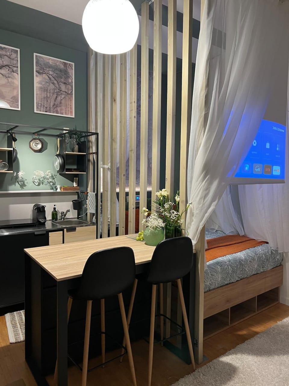Kitchen or kitchenette, Dining area
