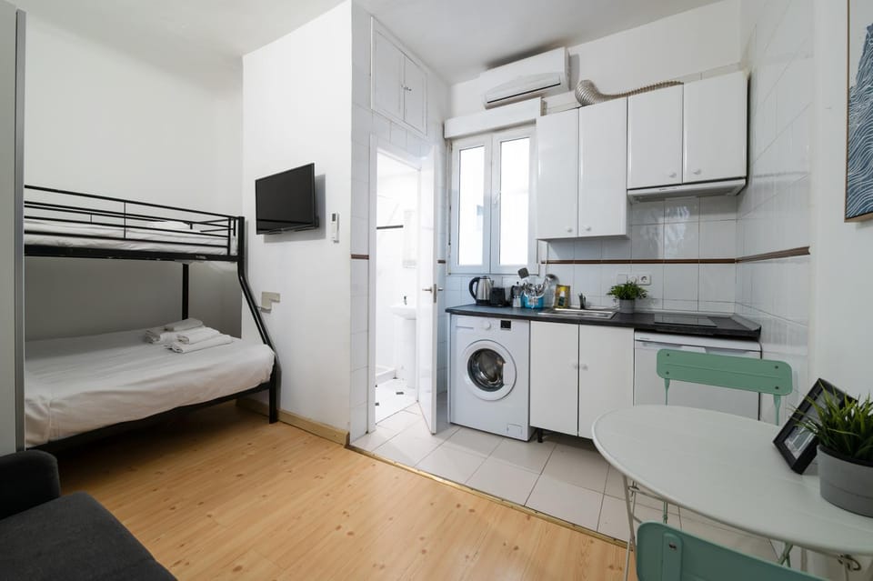 TV and multimedia, Photo of the whole room, bunk bed, stove, air conditioner