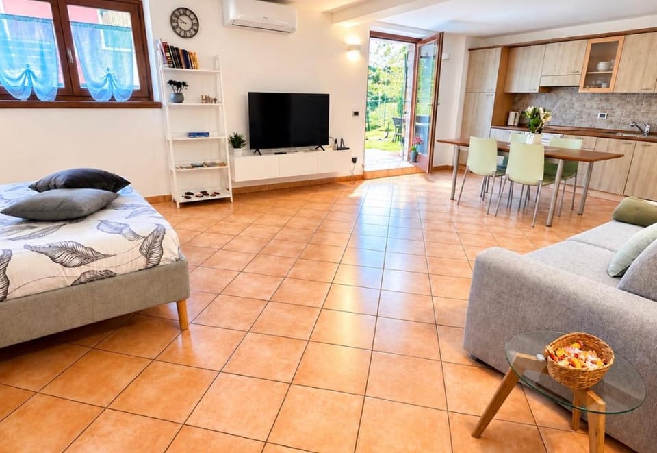 TV and multimedia, Kitchen or kitchenette, Living room, Seating area, Dining area, Evening entertainment, air conditioner